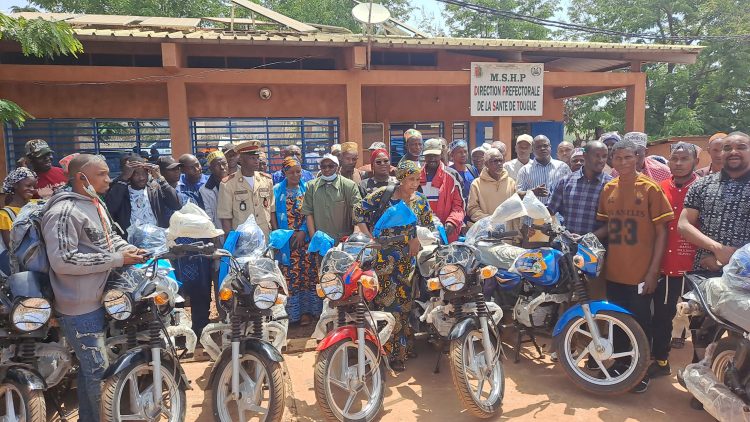 Tougué : neuf motos offertes par les ressortissants de la localité aux USA pour renforcer les services de santé de base